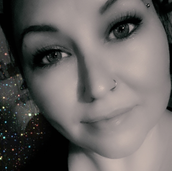 Meet your Posher, Alyssa - Picture 4 of 7